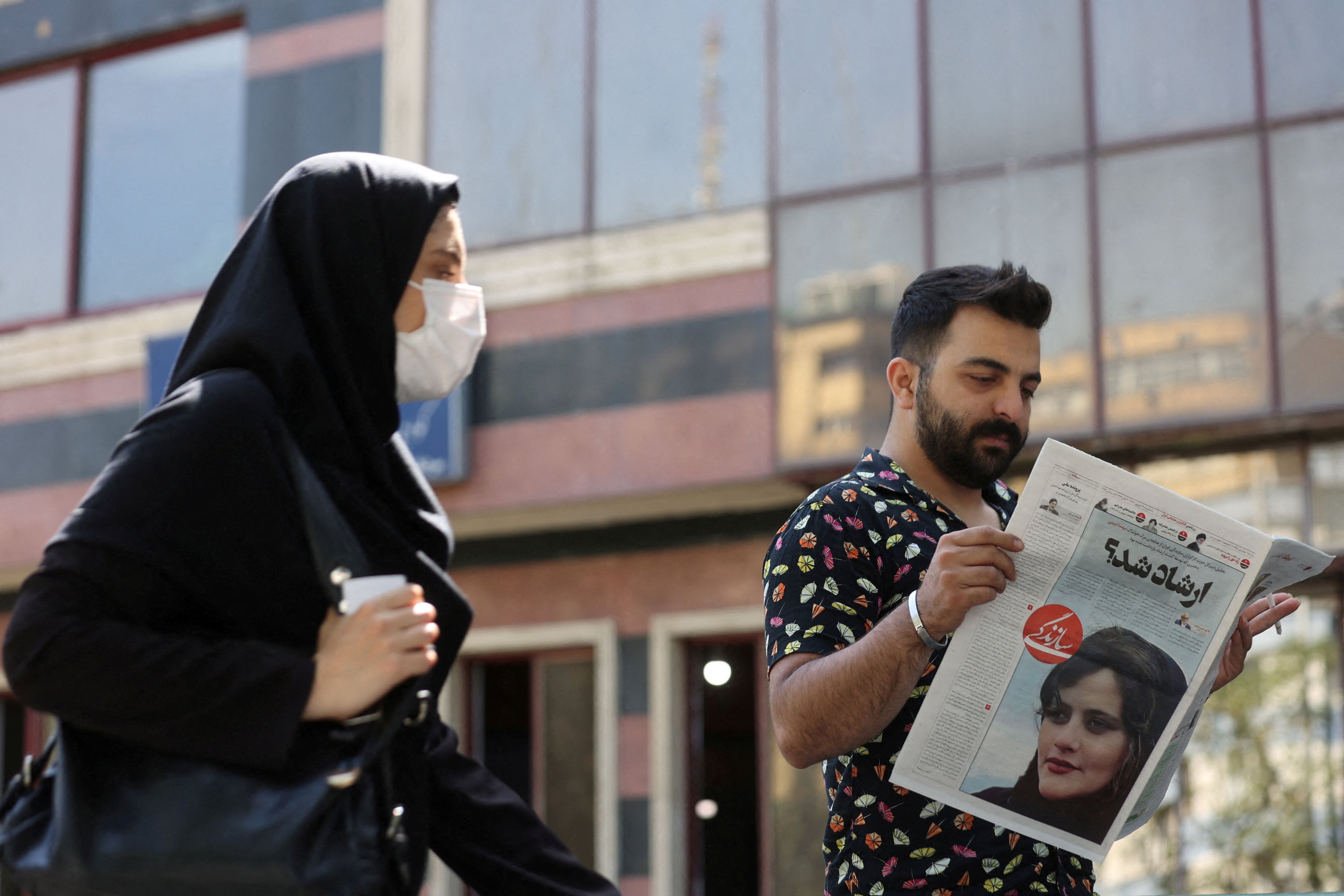 Un hombre ve un periódico con la foto de portada de Mahsa Amini (Majid Asgaripour/West Asia News Agency via REUTERS)