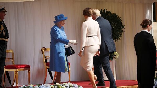 La reina estrechó las manos de Trump y su mujer (AP Photo/Pablo Martinez Monsivais)