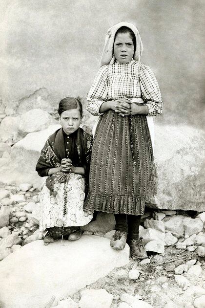 Jacinta, sentada junto a su prima, Lucía de Jesús dos Santos. Ambas tienen un rosario en sus manos. Francisco ya había muerto, y poco después sería el turno de la más pequeña de los pastorcitos de Fátima