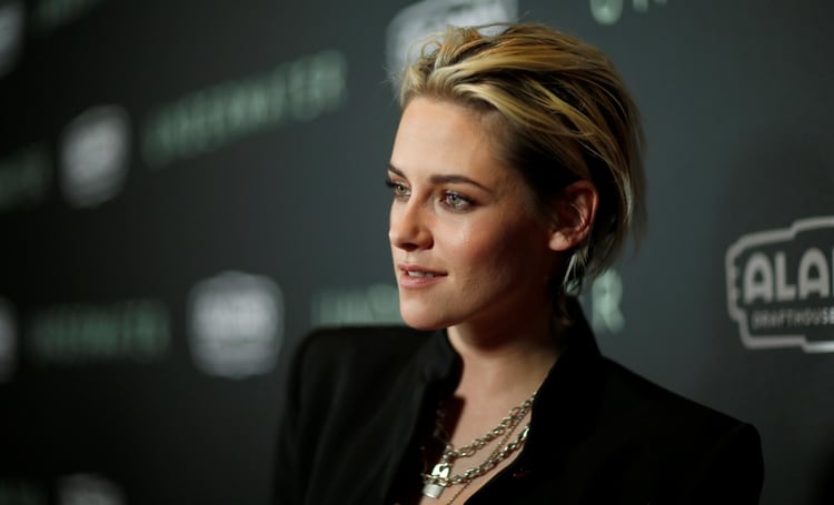A Kristen Stewart le aconsejaban que no revelara sus romances con mujeres (REUTERS)