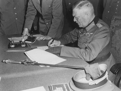 Keitel firma la rendición ante oficiales del Ejército Rojo