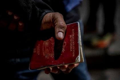 Un venezolano con su pasaporte (MARTIN BERNETTI / AFP)
