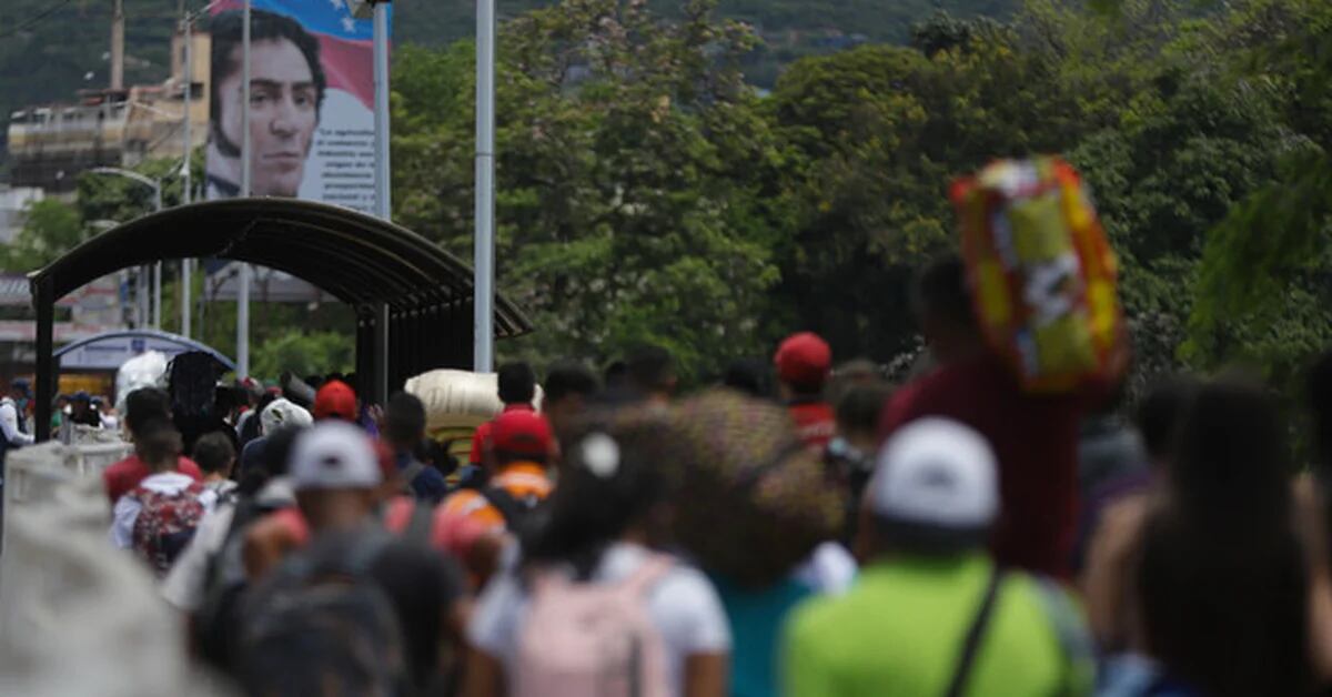 Colombia and Venezuela have agreed to open the passage of vehicles from all borders for 30 days