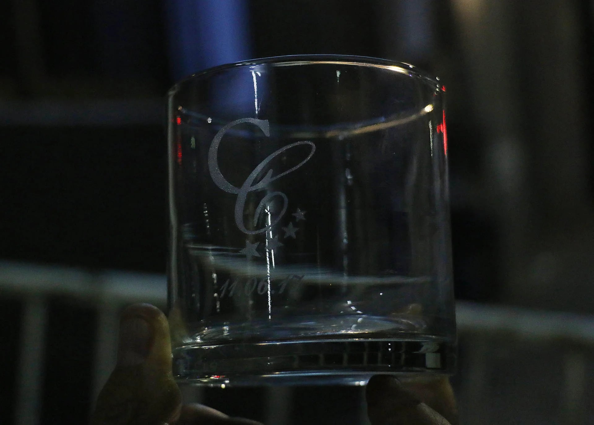 El souvenirs del cumple: un vaso con la inicial de Cacho Castaña y la fecha de su cumpleaños