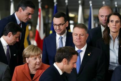 La canciller alemana, Angela Merkel, el presidente francés, Emmanuel Macron, el presidente rumano, Klaus Iohannis, el primer ministro de Polonia, Mateusz Morawiecki, el primer ministro de Italia, Giuseppe Conte, el primer ministro de España, Pedro Sánchez, el primer ministro de Bélgica, Sophie Wilmes, el primer ministro de Malta, Joseph Muscat, durante un foto grupal en la cumbre de líderes de la Unión Europea en Bruselas, Bélgica, 12 de diciembre de 2019.  (REUTERS / Yves Herman)