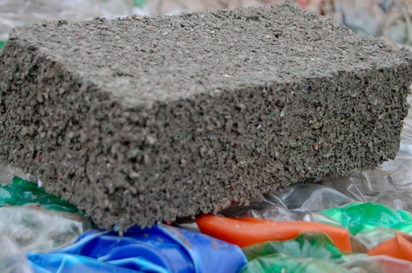 El plástico triturado se mezcla con cemento y luego es prensado para hacer los ladrillos.