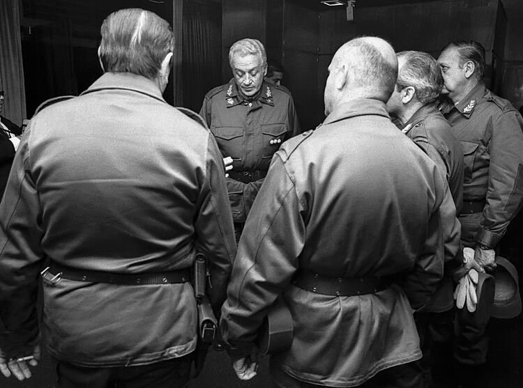 Las reuniones militares durante el conflicto de Malvinas (Víctor Bugge)