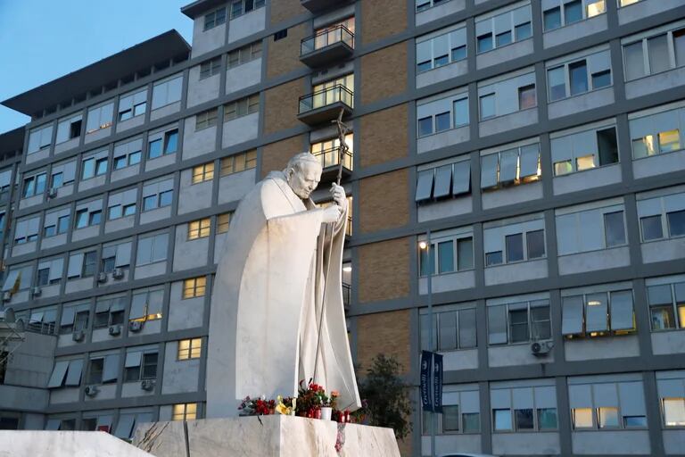 Una estatua del ex Papa Juan Pablo II se ve en el patio del Hospital Gemelli donde el Papa Francisco estuvo hospitalizado por una infección respiratoria, en Roma