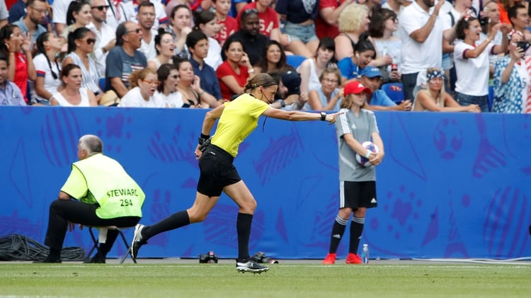La francesa fue la encargada de arbitrar la final del Mundial femenino entre Estados Unidos y Holanda (EUTERS/Jean-Paul Pelissier)