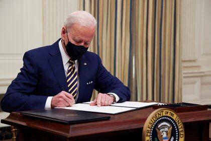 El presidente de Estados Unidos, Joe Biden, firmó dos decretos para brindar alivio económico.  Foto: REUTERS / Jonathan Ernst