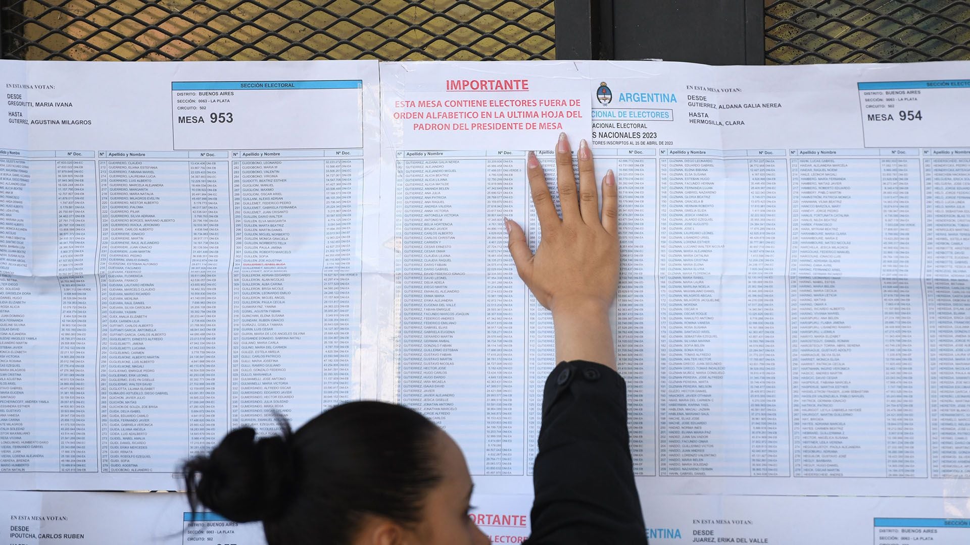 Elecciones Balotaje 2023 boletas mesas gente votando La Plata