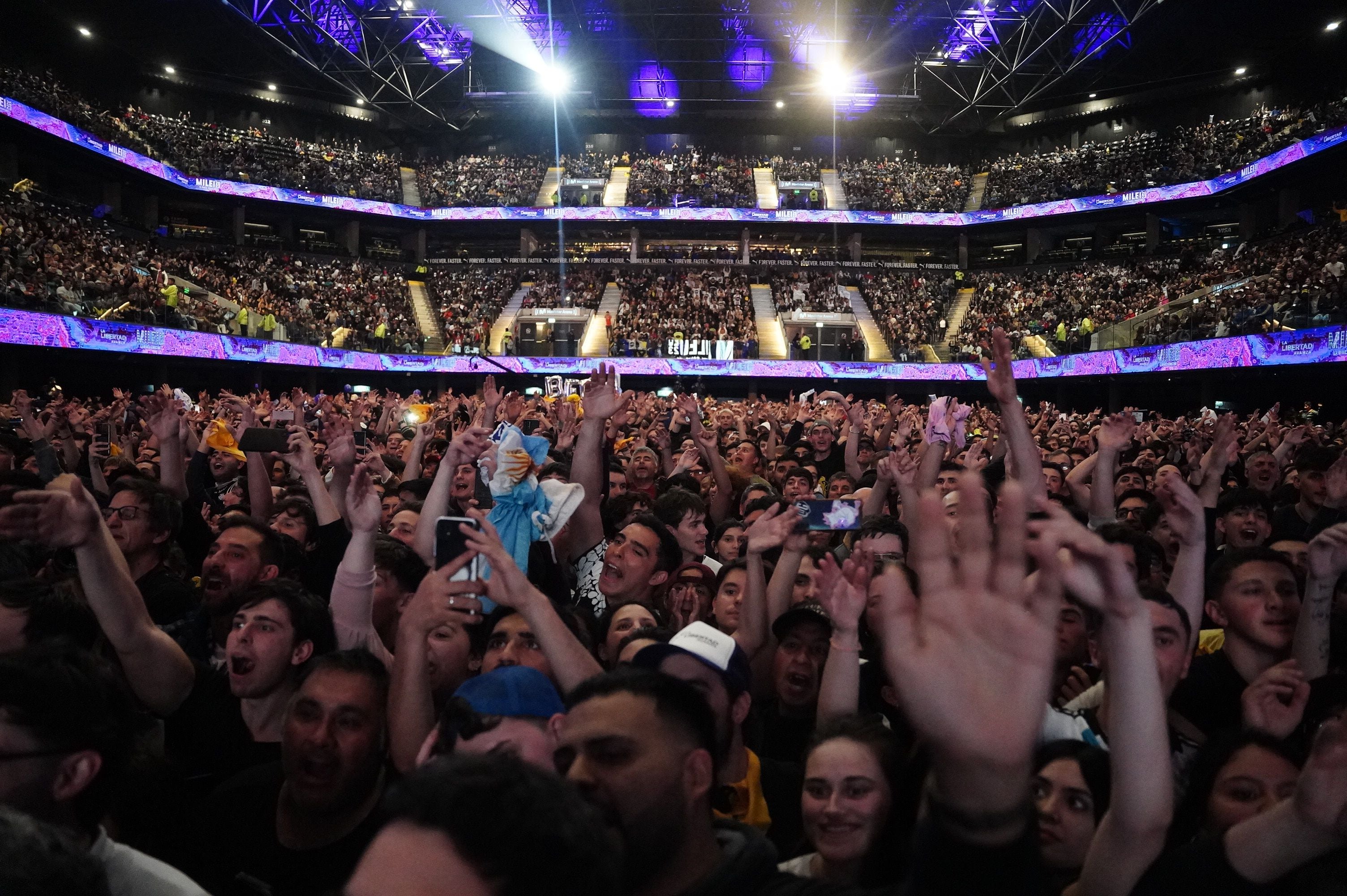 Miles de personas en el estadio Movistar Arena expresando su apoyo a Javier Milei
