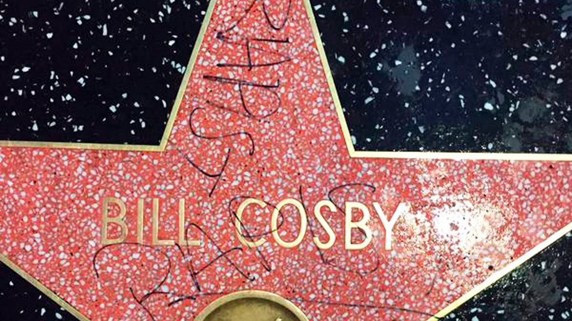 "Violador": el grafitti sobre la estrella de Bill Cosby en el Paseo de la Fama de Hollywood  (AP)