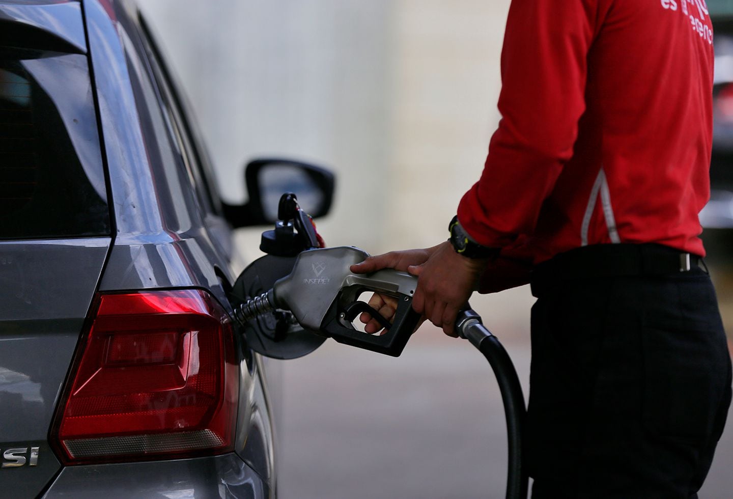 Gasolina subirá $600 en junio. Colprensa