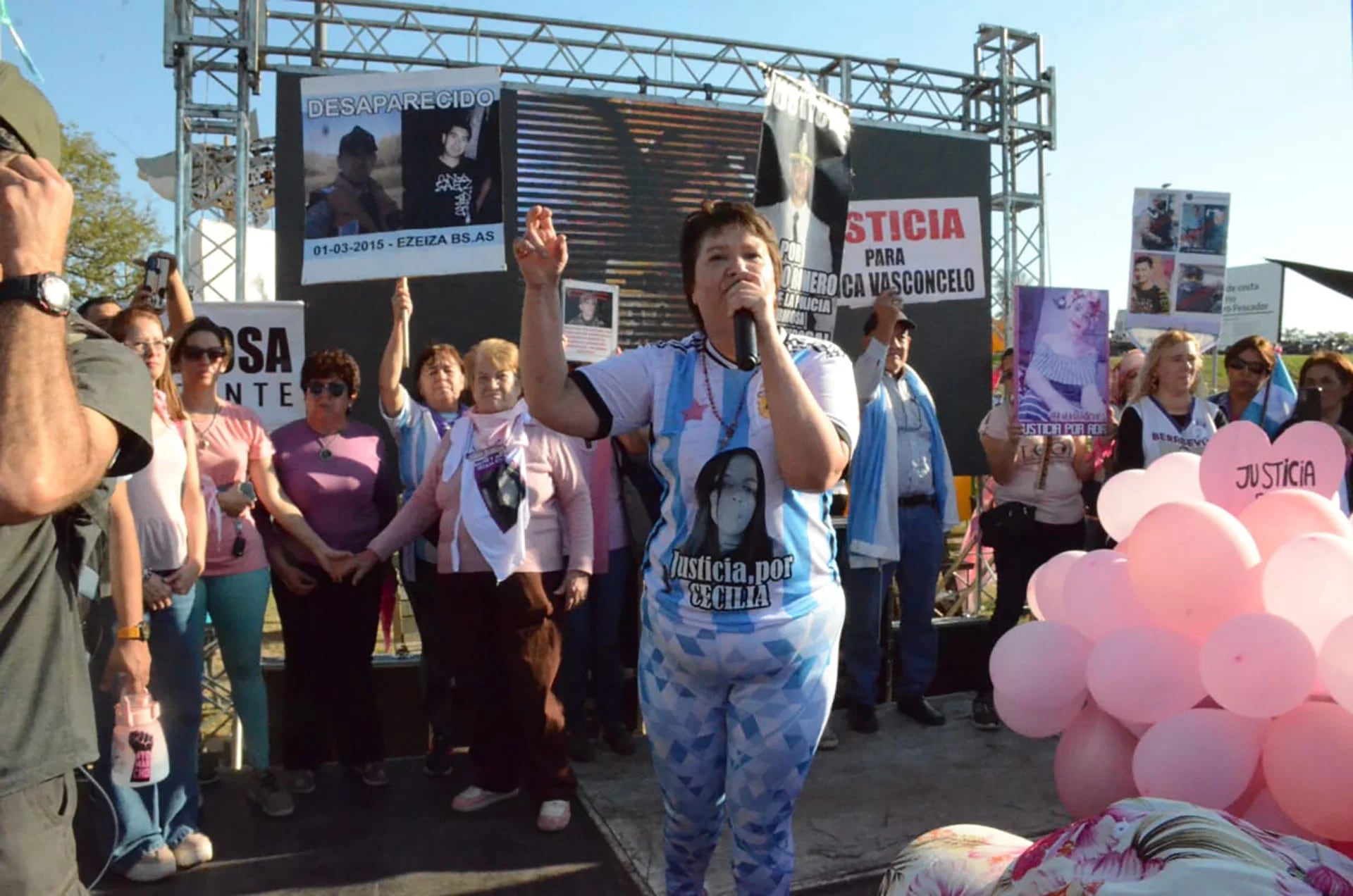 A un mes de la desaparición de Cecilia Strzyzowski, su mamá encabezó una sexta marcha en el puente que une Chaco con Corrientes