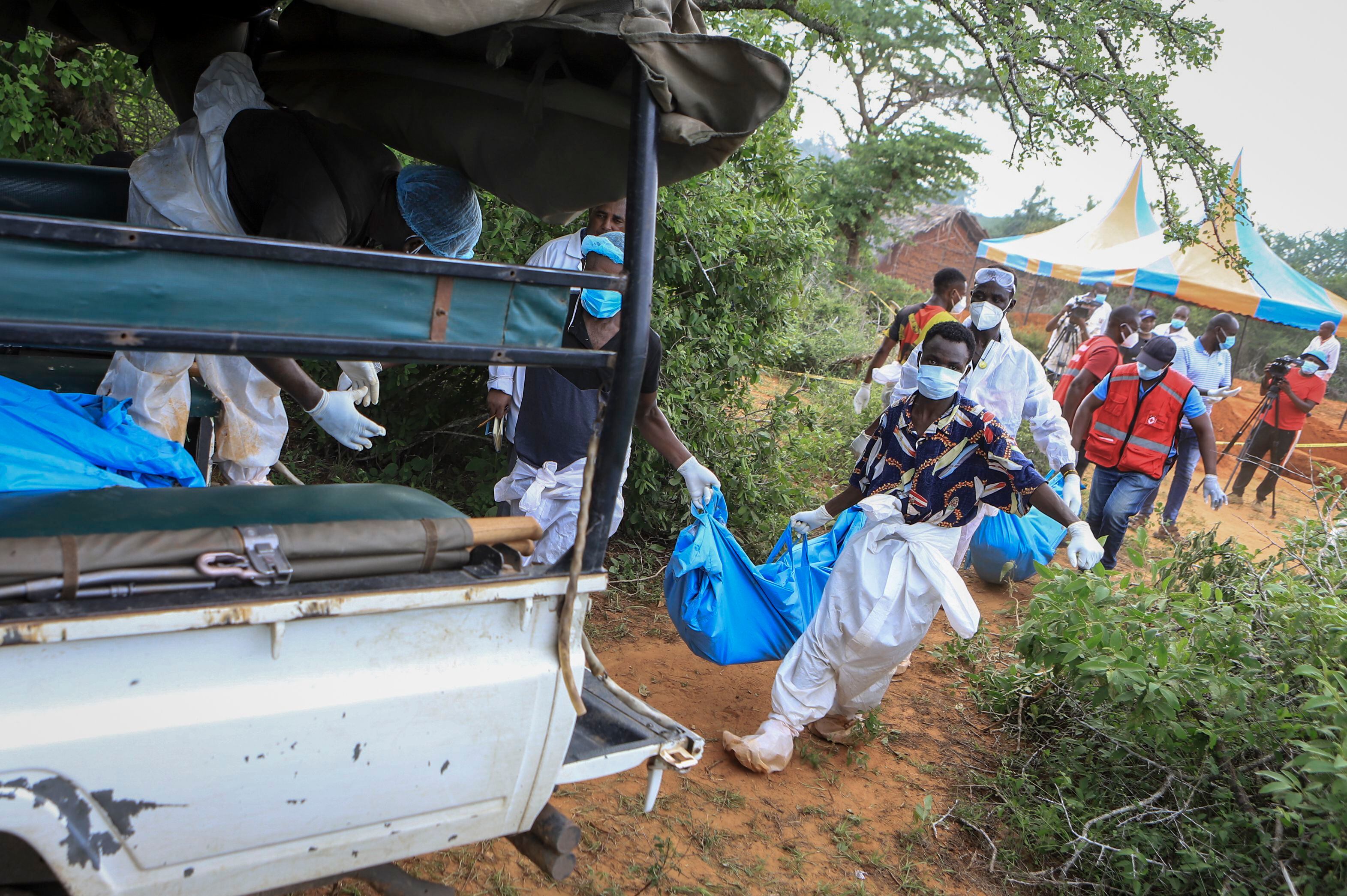La policía y habitantes locales llevan cuerpos exhumados a un camión en la aldea de Shakahola, cerca de Malindi, Kenia, el 23 de abril de 2023. . (Foto AP)