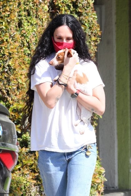 Rumer Willis paseó con su nuevo perrito por las calles de Los Ángeles. Cargó a la mascota en sus brazos y lució un jean, remera blanca y tapabocas rojo