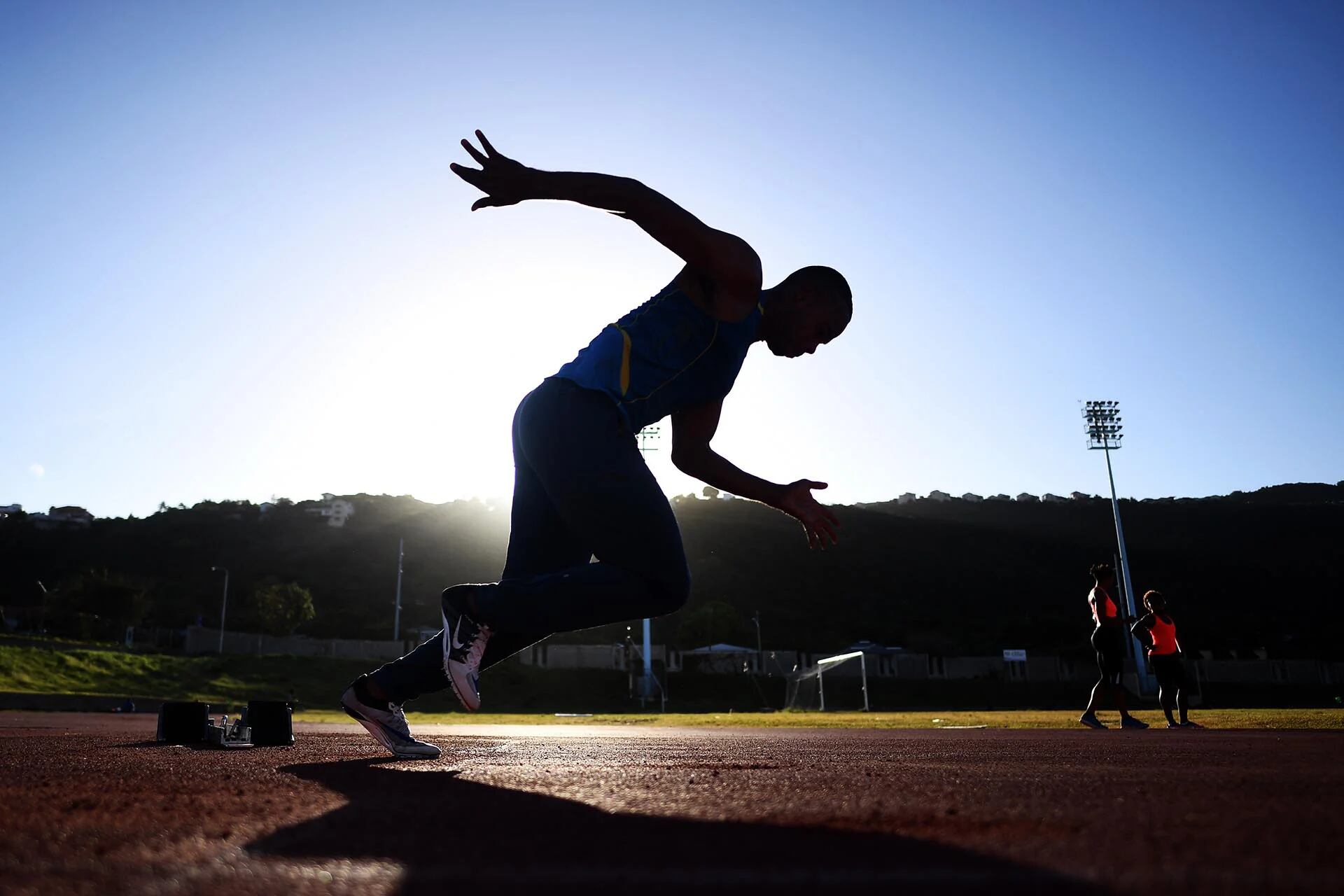 Atletas locales entrenan en una pista del estadio nacional de Kingston, Jamaica. La jubilación inminente de Usain Bolt es un golpe para el atletismo, pero una nueva generación de velocistas jamaiquinos está lista para intentar cubrir su lugar