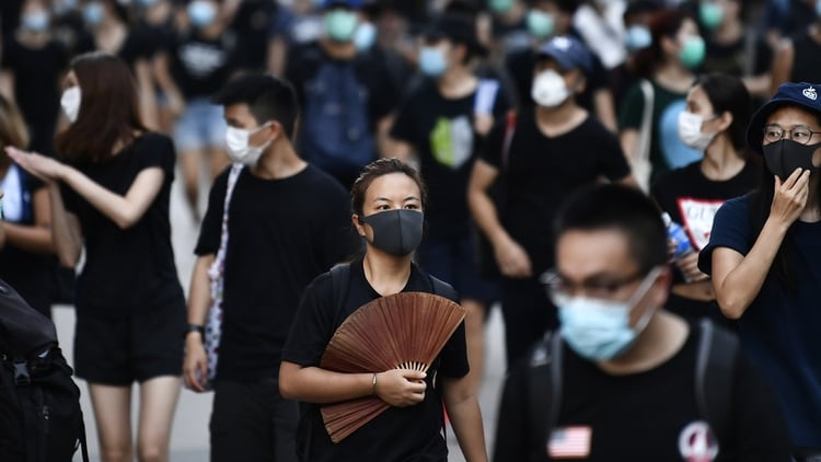 Aunque la ley que provocó las protestas fue suspendida, las personas continúan manifestándose en contra de un mayor control de Beijing sobre la isla (Anthony WALLACE / AFP)