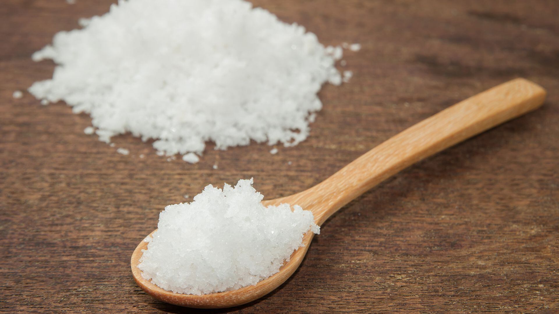 El exceso del consumo de sal perjudica la salud de las personas y aumenta el riesgo de enfermedad cardiovascular (Istock)