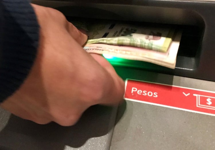 Una opción para los no bancarizados es que, con un código enviado desde Anses, puedan retirar los $ 10.000 por los cajeros red link que tengan Punto Efectivo