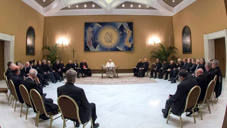En mayo, el papa Francisco mandó llamar a 34 obispos chilenos al Vaticano y estos presentaron sus renuncias en bloque tras reconocer que habían cometido “graves errores y omisiones” (EFE)