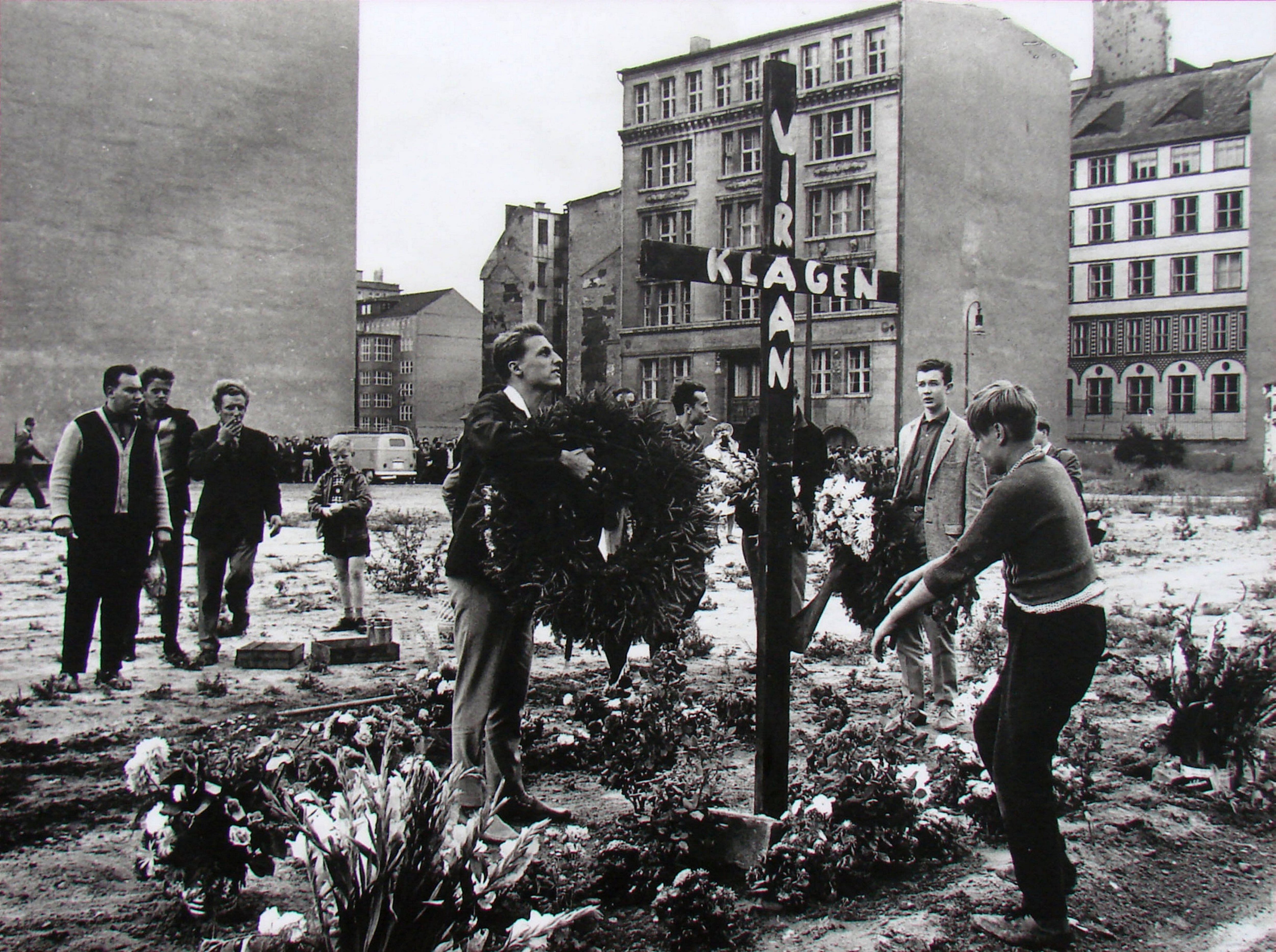 Un homenaje a Peter Fechter, el obrero de Alemania Oriental que fue acribillado mientras intentaba trepar el muro para escapar en 1962