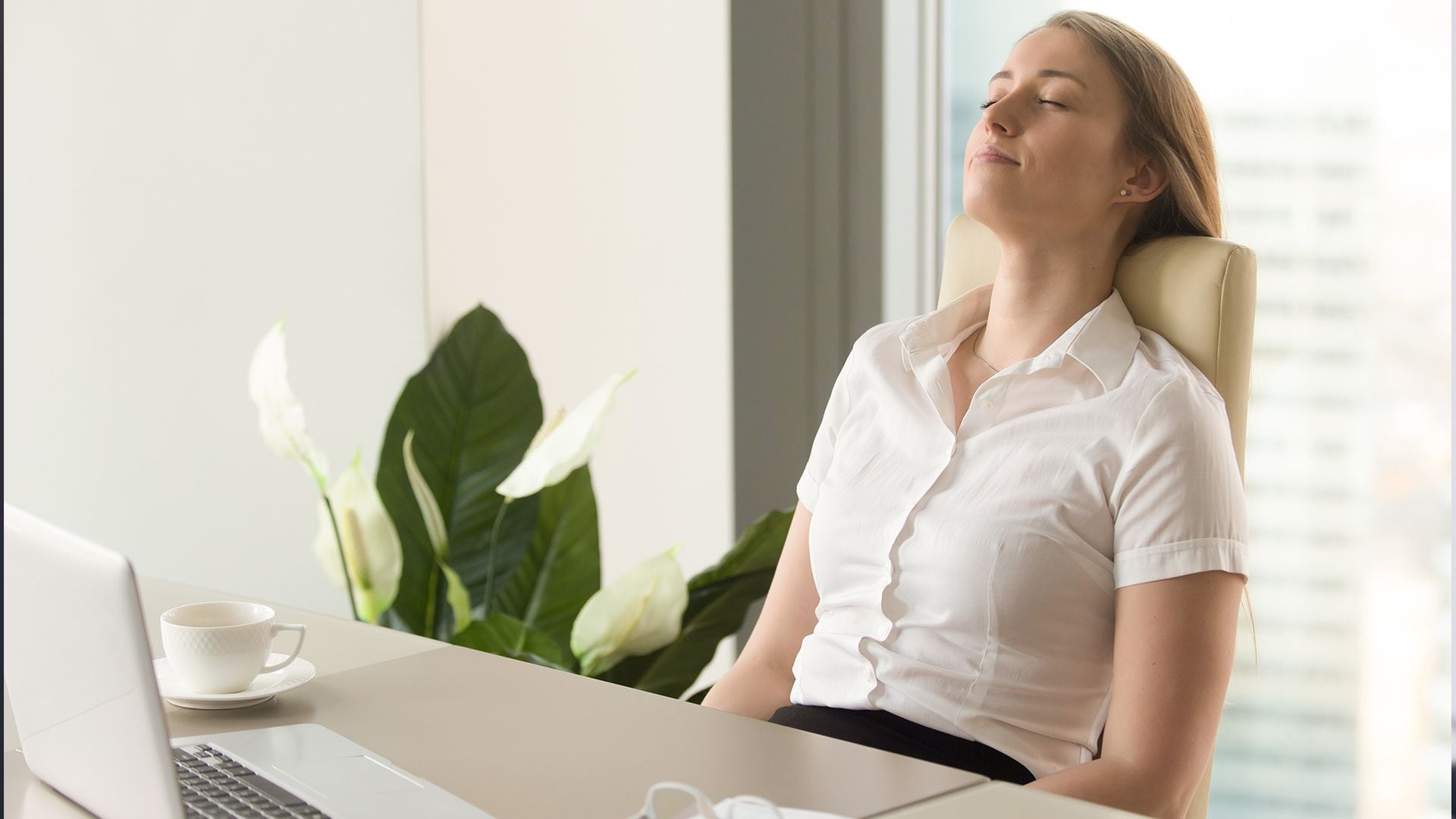 Respirar larga y profundamente prestando atención a la respiración es un método recomendado por la experta (Getty)
