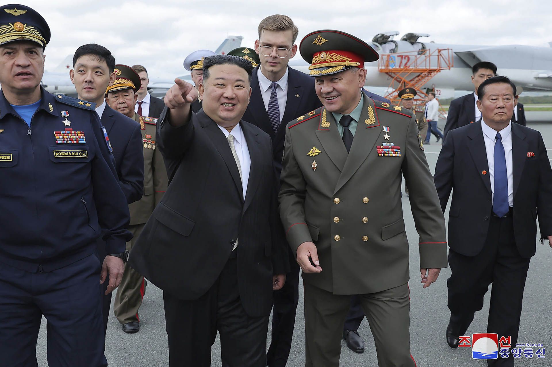 Kim Jong Un con el ministro de Defensa ruso Sergei Shoigu (Agencia Central de Noticias de Corea/Servicio de Noticias de Corea vía AP)