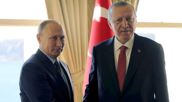 Vladimir Putin se saluda con Recep Erdogan (Reuters)