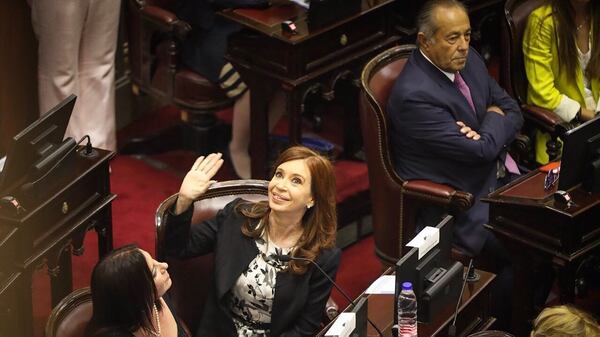 Cristina Kirchner, en el comienzo de la sesión preparatoria. Atrás de ella se ubica el senador Adolfo Rodríguez Saá.