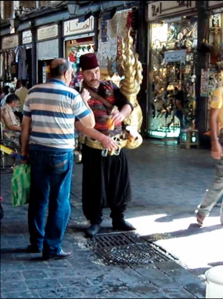 Un vendedor de té en Damasco, retratado por la autora en 2010