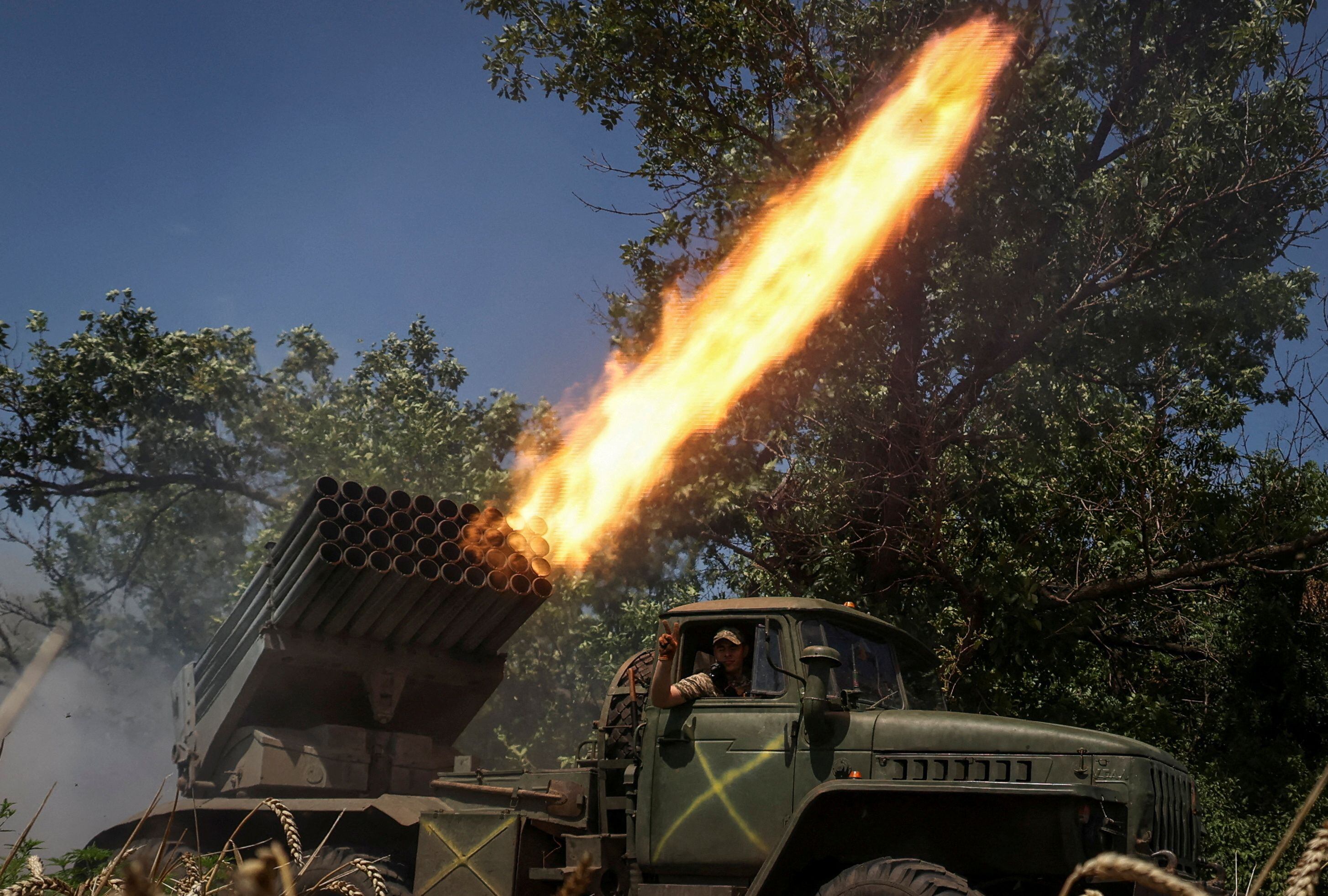 Militares ucranianos disparan un sistema de lanzamiento múltiple de cohetes BM-21 Grad hacia las tropas rusas cerca de la ciudad de Avdiivka (REUTERS/Sofiia Gatilova)