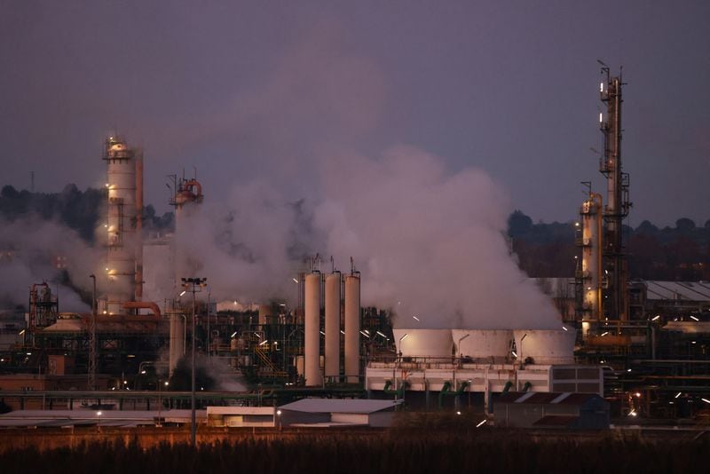 La contaminación atmosférica industrial ha sido vinculada con diversos tipos de cáncer según evidencia científica. (REUTERS/Nacho Doce)