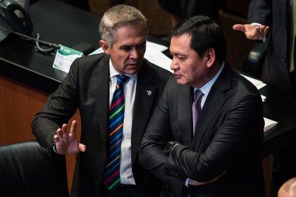  Miguel Ángel Mancera Espinoza y Miguel Ángel Osorio Chong, coordinadores de las bancadas del PRD y PRI en el Senado, respectivamente, conversan durante la sesión del pleno en el Senado de la República (Foto: Cuartoscuro)