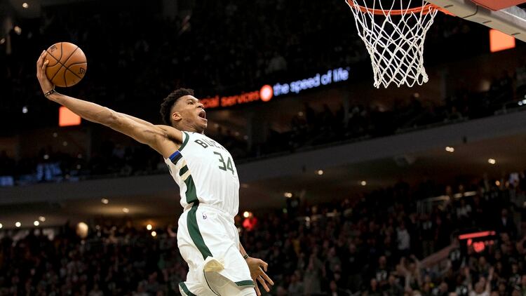 Giannis Antetokounmpo buscará repetir el título de Jugador Más Valioso de la NBA y llevar a los Bucks a pelear por el título (Reuters)