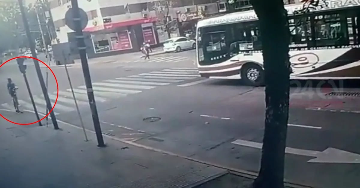 A young man died after being hit by a bus in La Boca