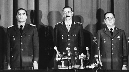 Jorge Rafael Videla, Eduardo Emilio Massera y Orlando Agosti, los tres comandantes que integraron la primera Junta Militar que derrocó al gobierno de María Estela Martínez de Perón el 24 de marzo de 1976. (Getty)