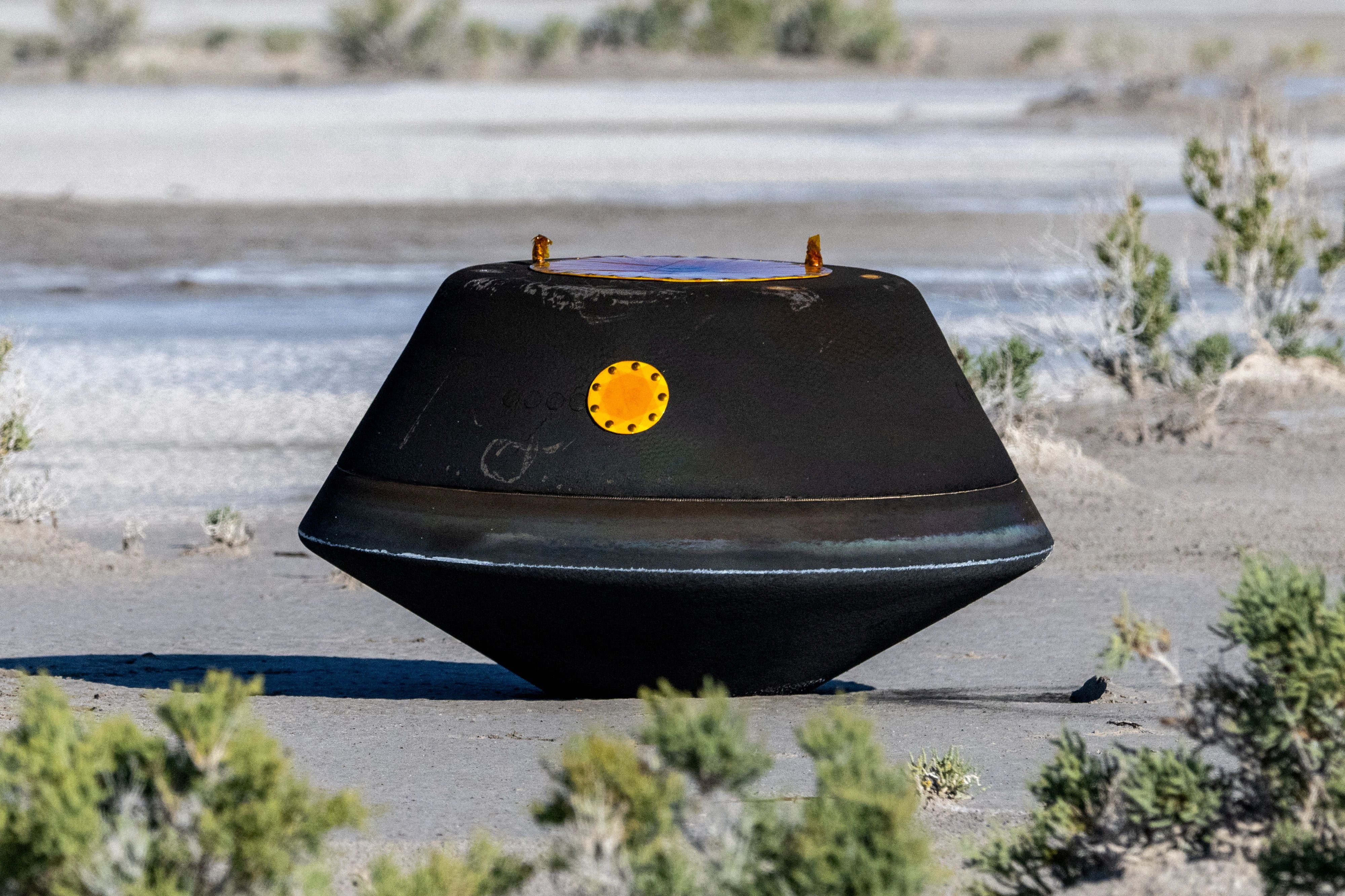 La cápsula de la NASA con las muestras del asteroide Bennu acaba de aterrizar en el desierto de Utah. Se la observa quemada luego de su reingreso atmosférico (NASA/Keegan Barber/Handout via REUTERS )