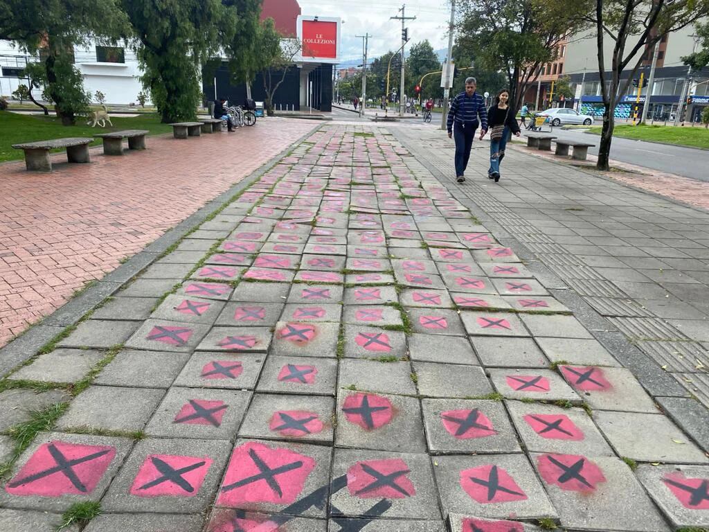 Baldosas escupidoras pintadas de rosa: una iniciativa que busca salvar a los peatones de Bogotá