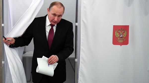 Así votó Putin en las elecciones de este domingo (Reuters)