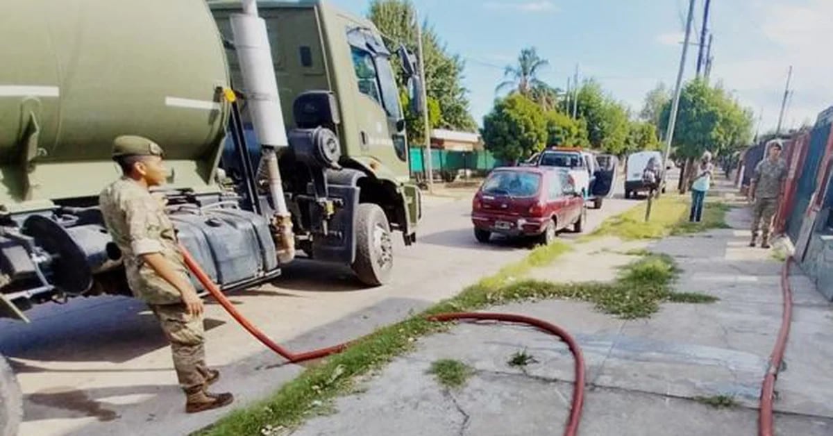 Heat wave: the army brought 100,000 liters of water to the suburbs of Buenos Aires