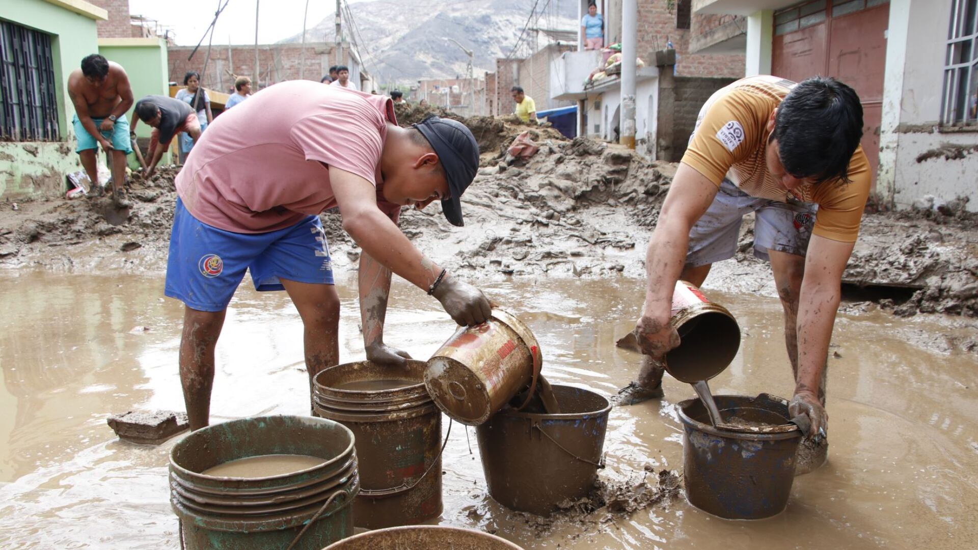 Viviendas afectadas en Wichanzao, La Esperanza, en La Libertad, por el ingreso de lodo.