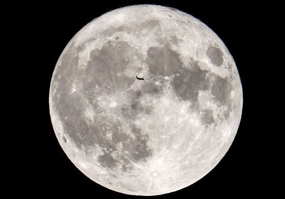 Luna de esturión y avión, Toulouse, Francia.(Crédito de la imagen: CHARLY TRIBALLEAU/AFP a través de Getty Images)
