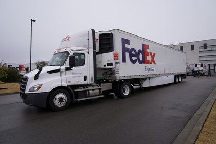 Camiones llenos de cajas de vacunas para enviar (Paul Sancya vía REUTERS)