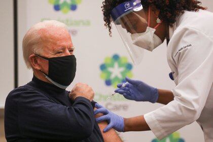 Biden fue vacunado entre diciembre y enero (Reuters)