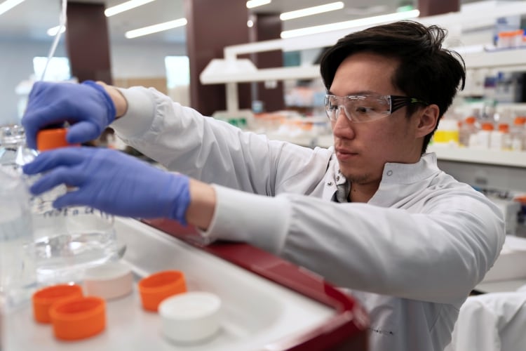 Research assistant Yi Kuo, of RNA medicines company Arcturus Therapeutics, conducts research on a vaccine for the novel coronavirus (COVID-19) at a laboratory in San Diego, California, U.S., March 17, 2020. REUTERS/Bing Guan