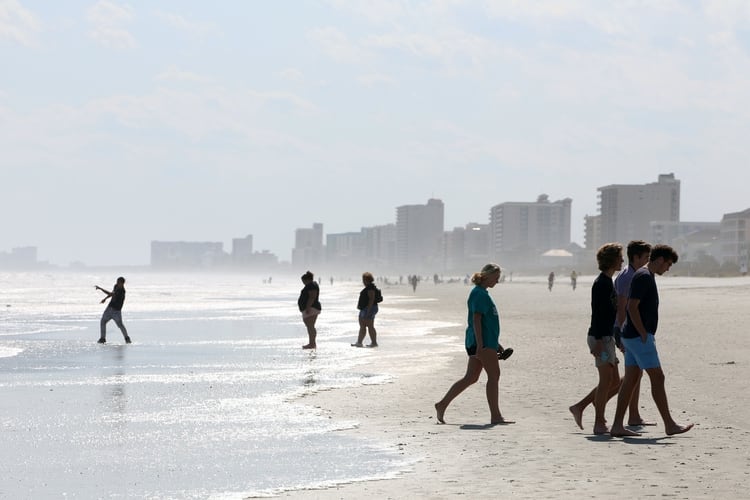 Carolina del Sur, uno de los últimos estados en tomar medidas de confinamiento, ha sido el primero en reabrir algunas áreas, como las playas. (REUTERS/Rachel Jessen)
