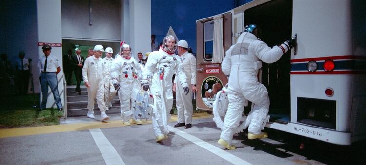 Los astronautas Aldrin, Collins y Armstrong (de espaldas) cuando se dirigen al Apolo 11. EFE/A Contracorriente Films ***SOLO USO EDITORIAL***