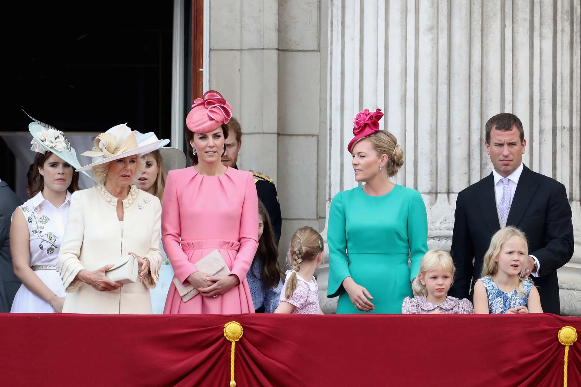 La princesa Eugenia de York junto a Camilla, duquesa de Cornwall; Catalina de Cambridge, Autumn, Isla, Savannah y Peter Phillips